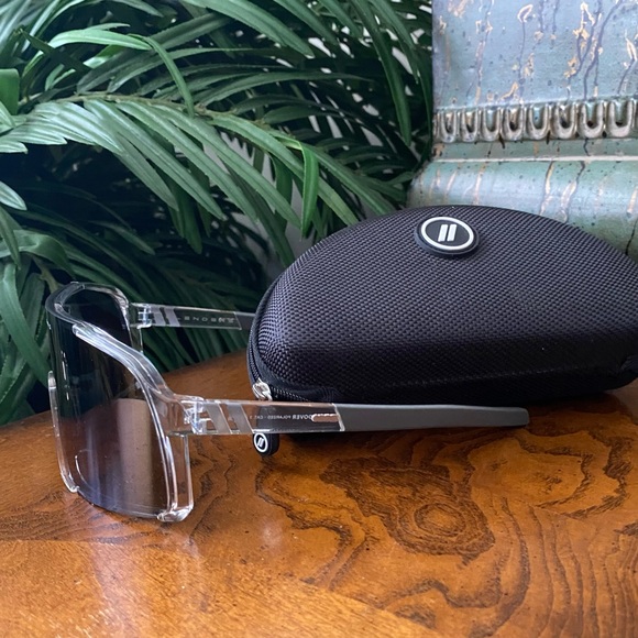 Blenders Eyewear Polarized Sunglasses with Bag and Case - Picture 13 of 16